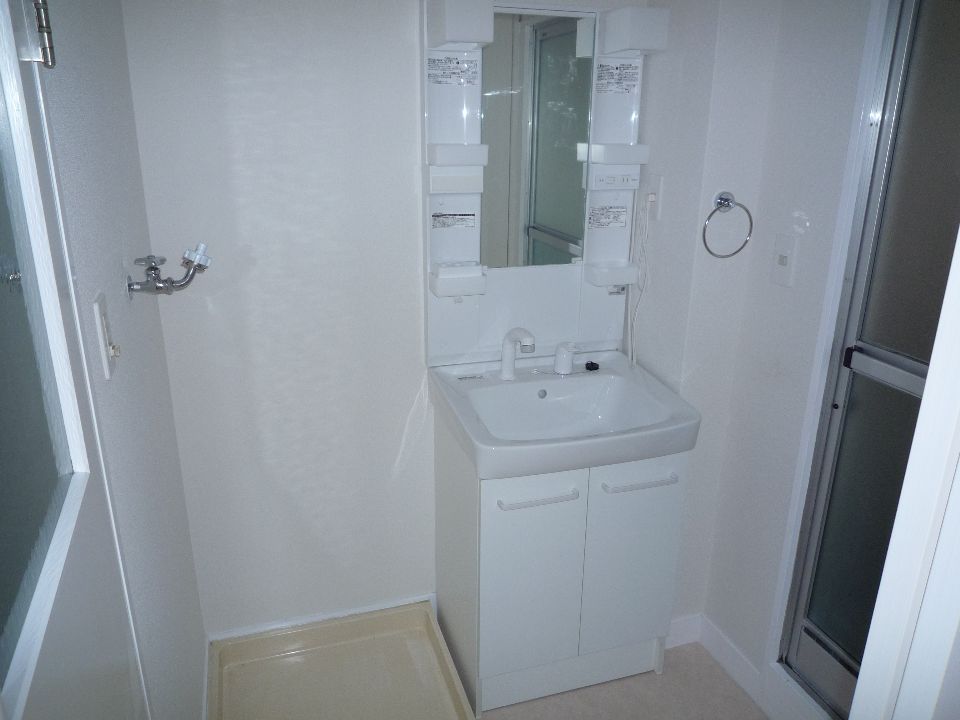 洗面設備　洗面化粧台と洗濯機置場です