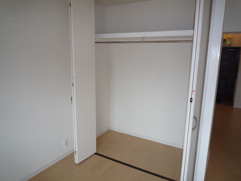 収納　ハンガーパイプ付きの収納です