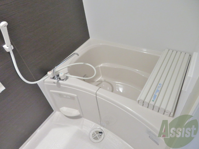 バス・シャワールーム　こちらはお風呂。一日の疲れをここで癒してください。