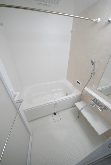 バス・シャワールーム　写真は１０２号室