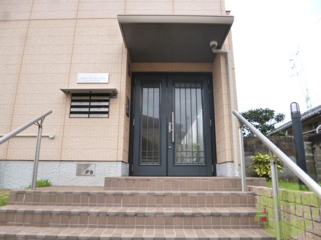 エントランス　エントランスをくぐると、庭園のようなロビーがあります