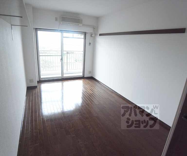 居室・リビング　南向きの明るいお部屋です。