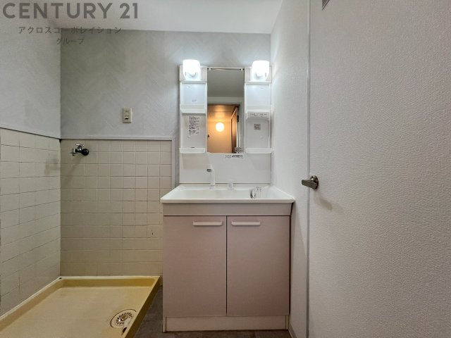 洗面設備　洗面所内に室内洗濯機置場がついてます！