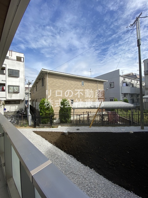 バルコニー　バルコニーがあるので洗濯物を太陽の下で干すことができます♪