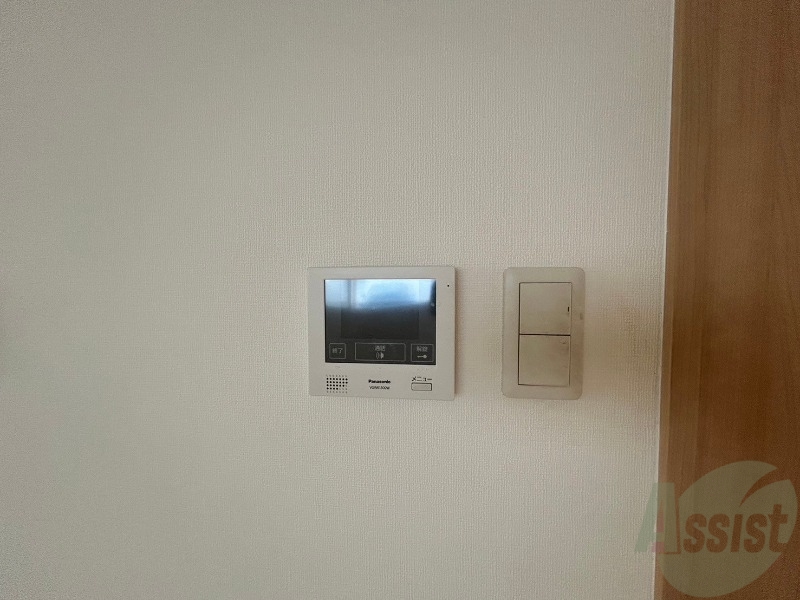 バルコニー　ＴＶモニター付インターホンです。来客者の顔が見えるので安心！