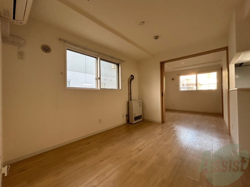 居室・リビング　リビングは白を基調としていて明るい印象ですね！