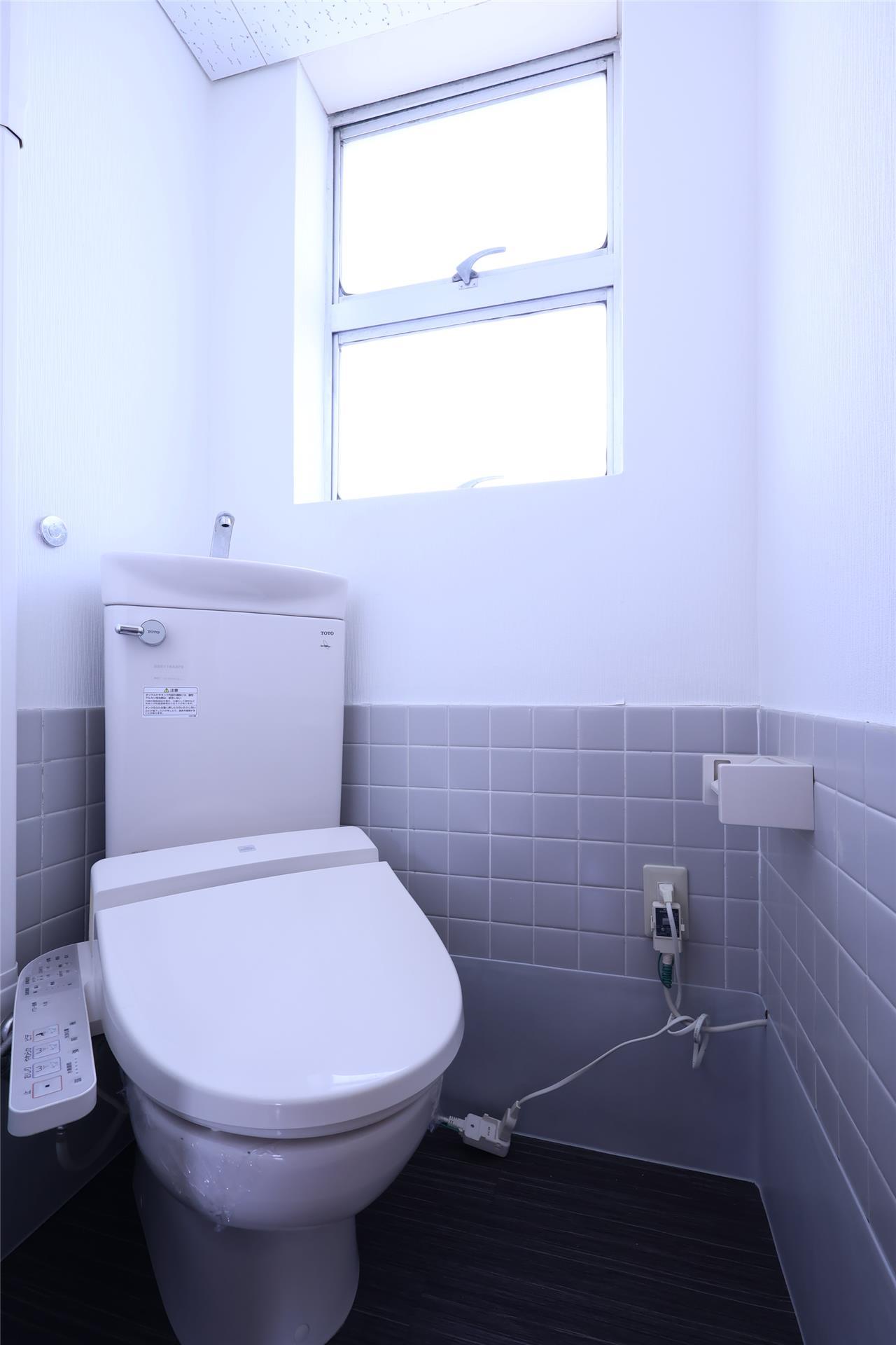 トイレ　写真は同タイプ別室。仕様が異なる場合有り。