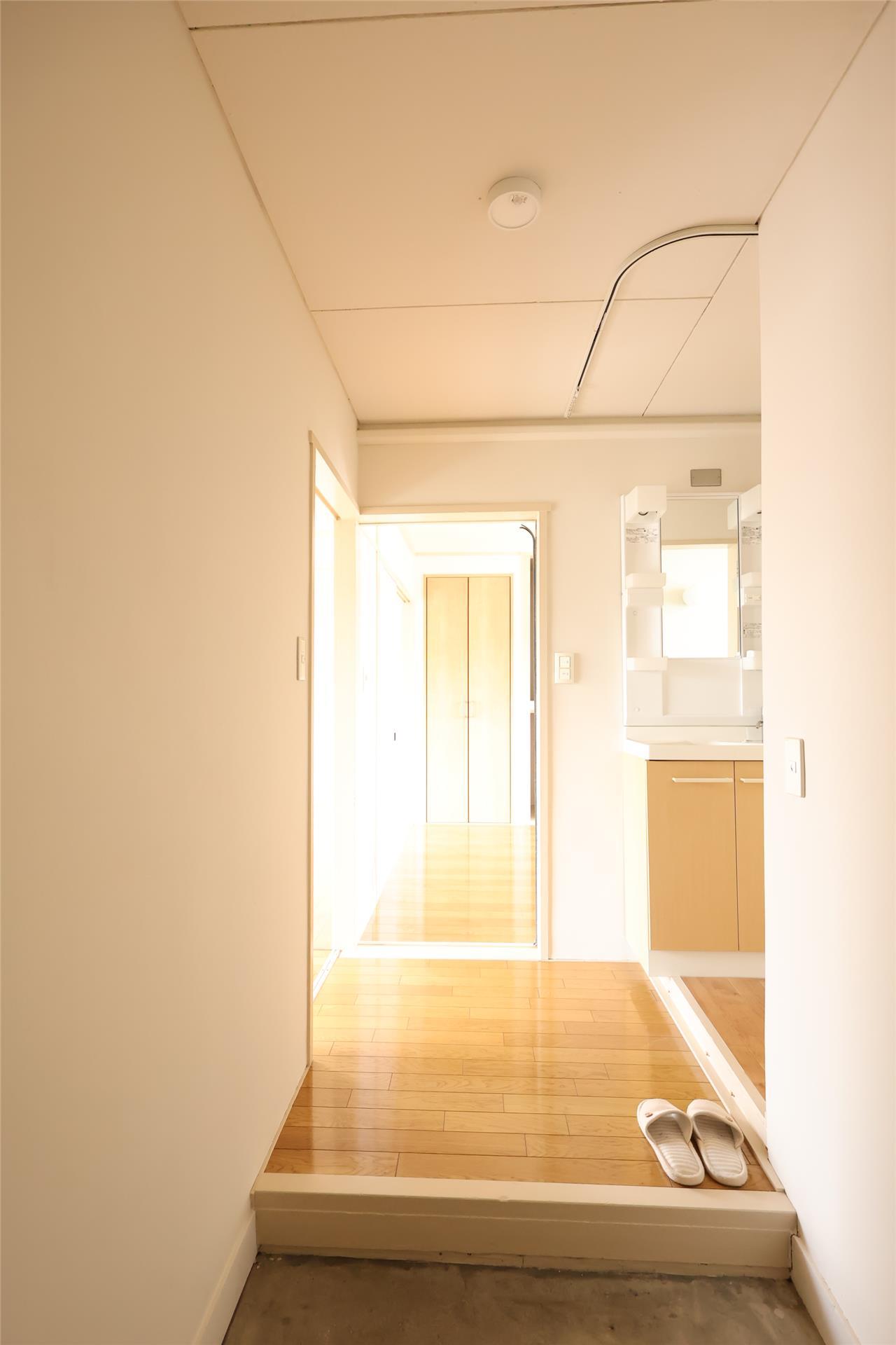 玄関　写真は同タイプ別室。仕様が異なる場合有り。