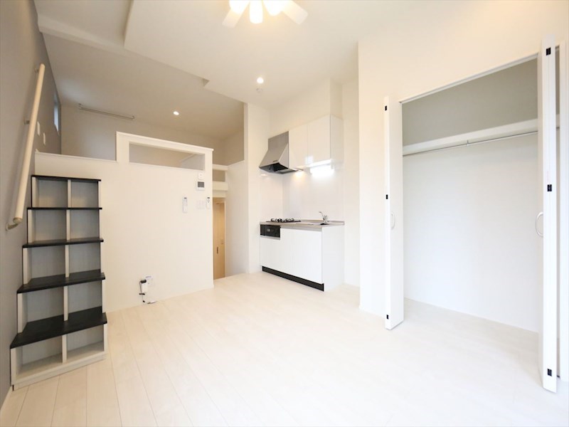 居室・リビング　ＬＤＫ8.4帖　洋室3.8帖　ロフト6.1帖　エアコン完備