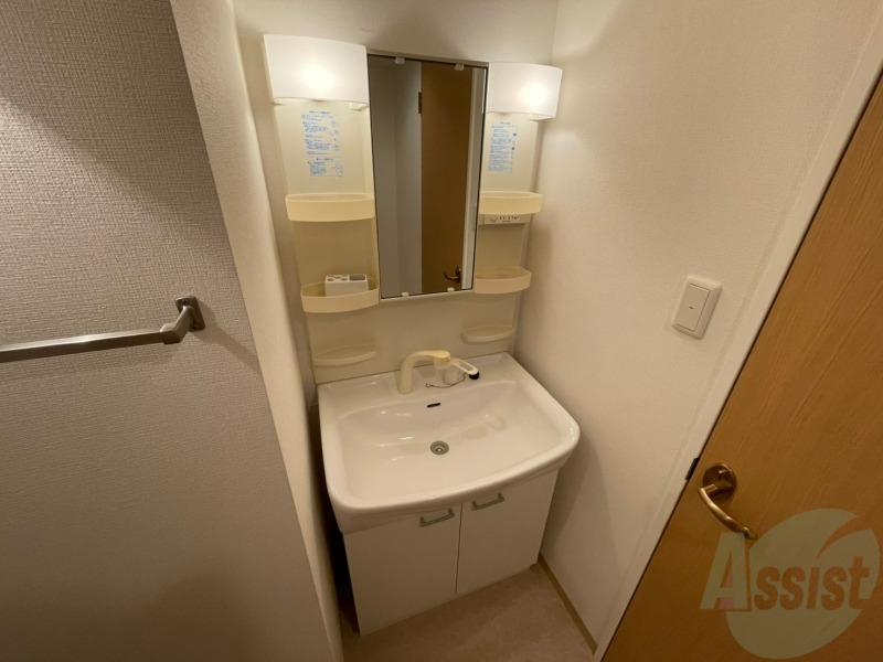 洗面設備　独立洗面台です。大きくてよいですね。シャンプーもできます。