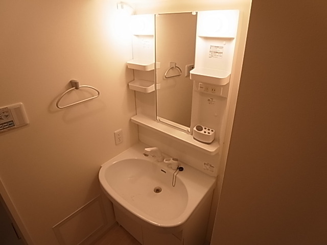 洗面設備　洗面所は使い勝手の良い独立洗面所タイプです。