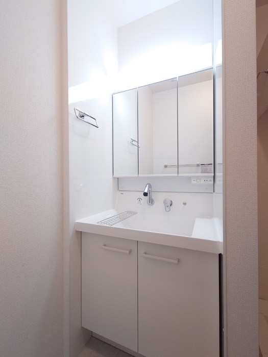 洗面設備　三面鏡キャビネット付き洗髪洗面化粧台