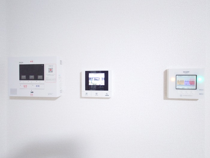 セキュリティ　ホームセキュリティ（左）、録画機能付きTVモニターホン（中）