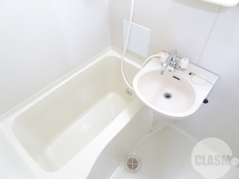 バス・シャワールーム　キレイにリフォームされています♪