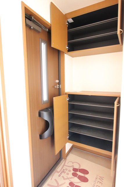 玄関　下駄箱完備