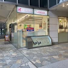コンビニ　ナチュラルローソン コモディオ汐留店（コンビニ）まで152m