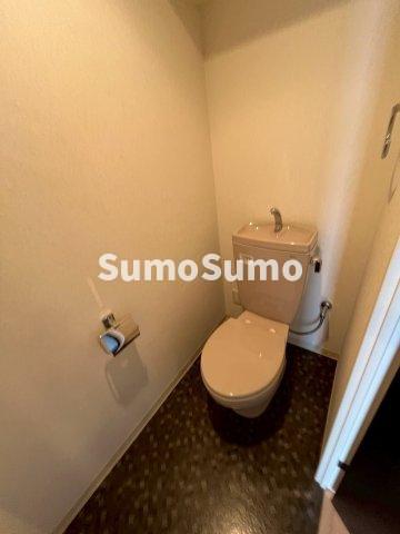 トイレ　落ち着いた色調のトイレです