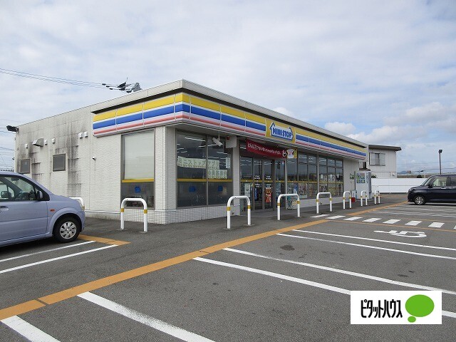 コンビニ　ミニストップ徳島川内町富吉店（コンビニ）まで423m