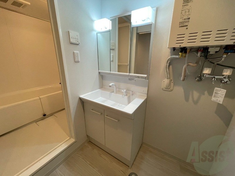 洗面設備　大きくて使いやすそうな独立洗面台になっています。
