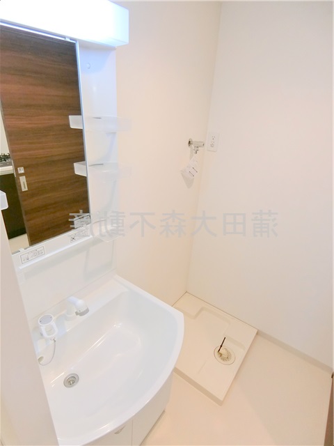 洗面設備　独立洗面台　洗面脱衣所　シャワーヘッド伸びるタイプで朝の洗髪