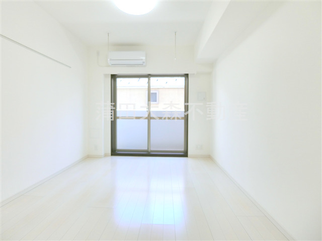 居室・リビング　南向きの洋室7.6帖　白基調のナチュラルカラーの内装カラー！