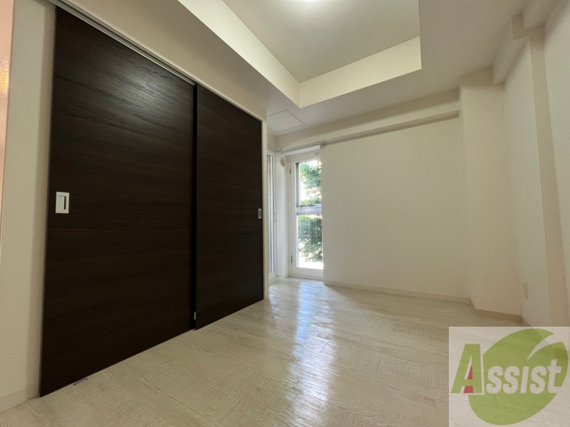 その他部屋・スペース　寝室はこちらです。光が差し込む、温かみのあるお部屋です。