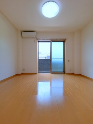 居室・リビング　南向きで明るい洋室6.5帖