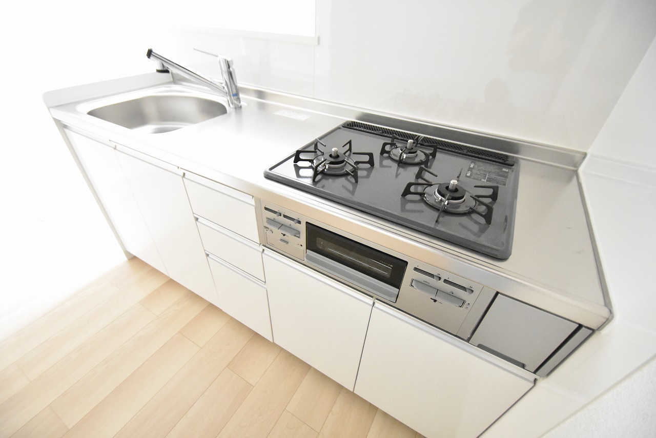 キッチン　【クラール】３口ガスコンロ付