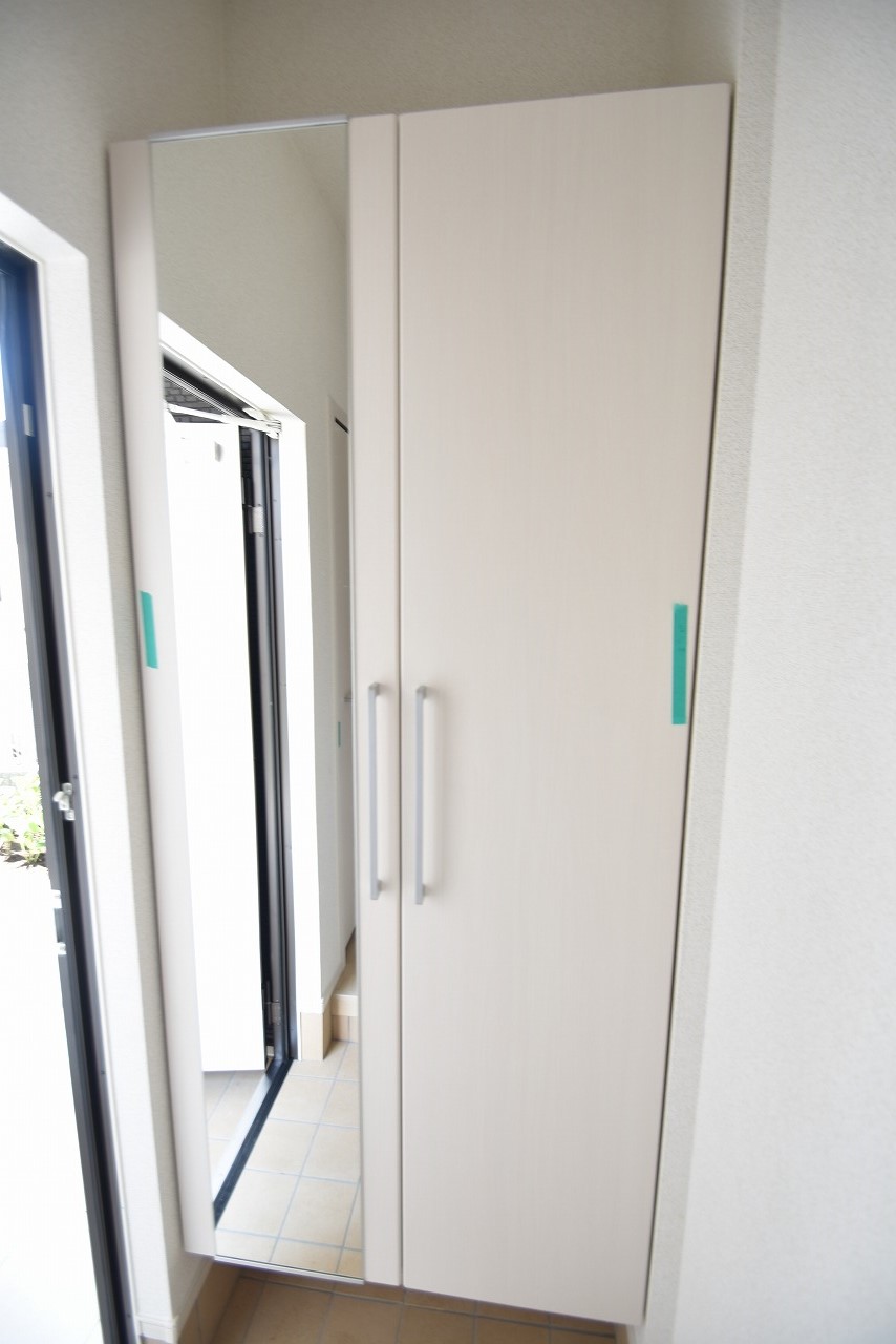 玄関　【クラール】玄関ホールには階段下収納がつきます