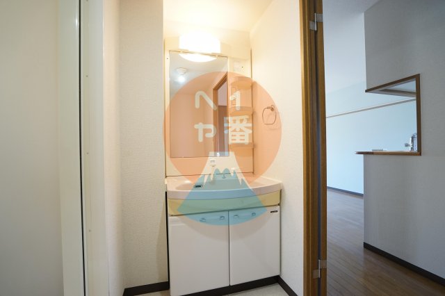 洗面設備　うれしい独立洗面台です。　※参考写真です