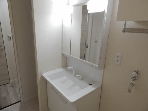 洗面設備　明るい洗面所です