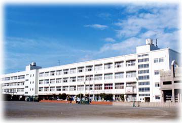 中学校　港南中学校（中学校）まで637m