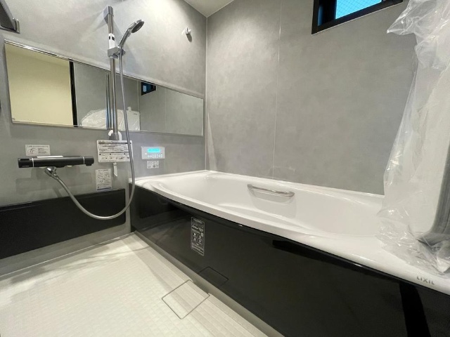 バス・シャワールーム　スタイリッシュなデザインの浴室。窓有♪