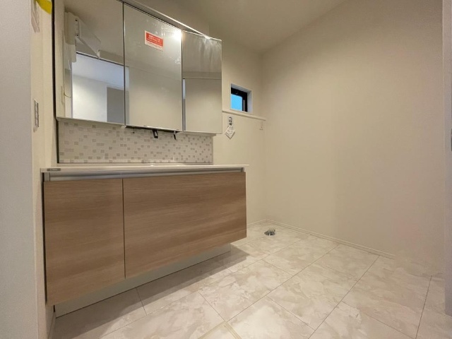 洗面設備　ドラム式洗濯機も問題なく置ける広々スペース♪