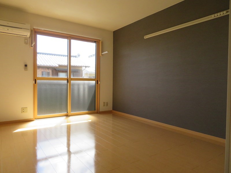 居室・リビング　同物件別部屋