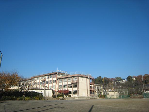 中学校　八王子市立椚田中学校（中学校）まで441m