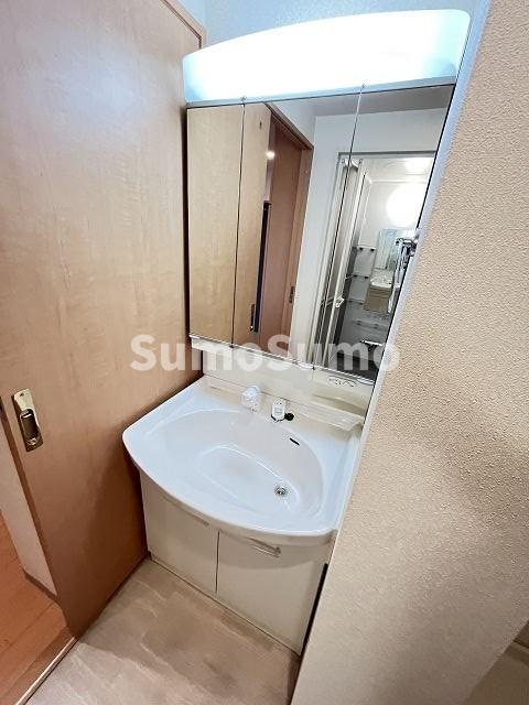 洗面設備　ゆったりとスペースのある洗面所