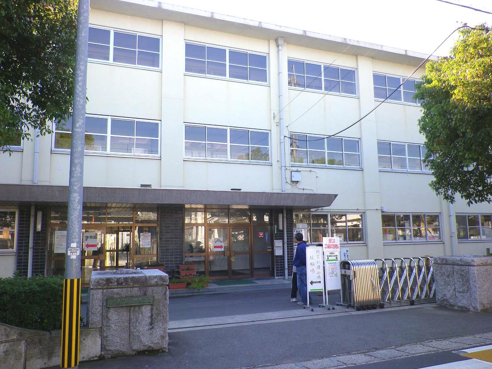 中学校　徳島市立城西中学校（中学校）まで1133m