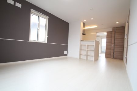 居室・リビング　LDKは広々14.2帖♪アクセントクロスがお洒落ですね☆