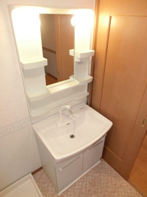 洗面設備　朝の支度に便利な独立洗面台