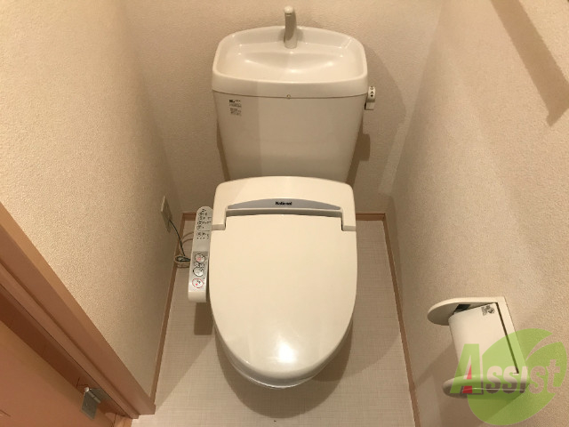 トイレ　人気のウォシュレットつきのトイレです。快適ですよ。