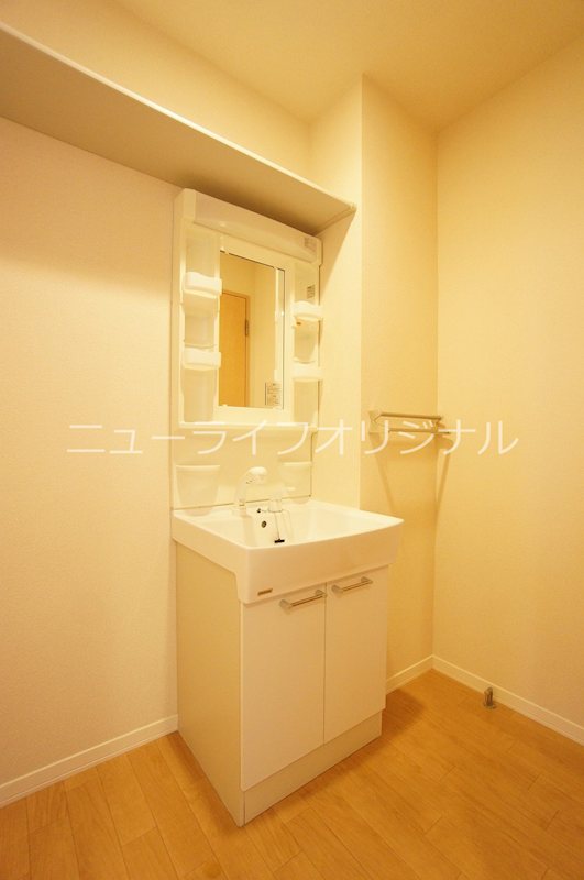 洗面設備　シャワーノズル付で身支度も、洗面台回りのお掃除もラクチン。所