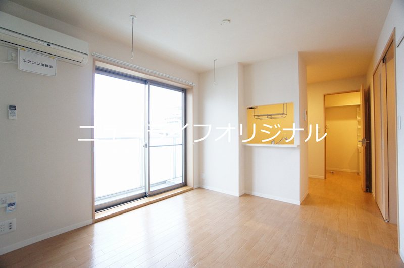 居室・リビング　家具の配置がしやすい横型リビング。