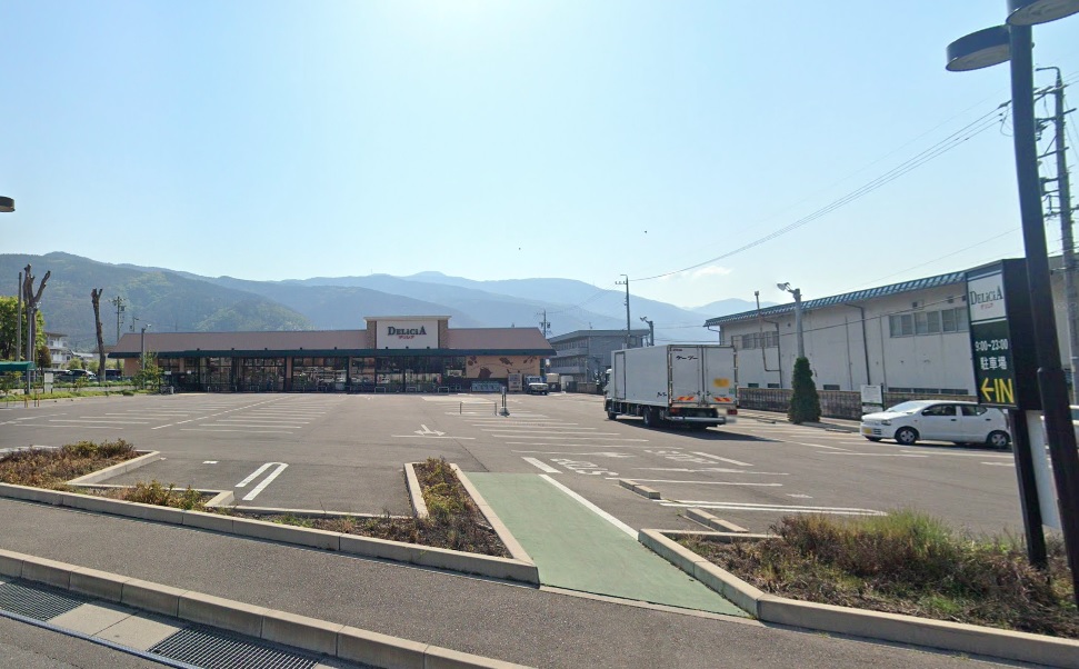 スーパー　デリシア元町店（スーパー）まで2207m