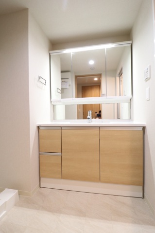 洗面設備　脱衣場　大型洗面台です