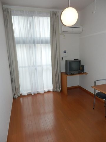 居室・リビング　明るい洋室６帖　ロフト付き