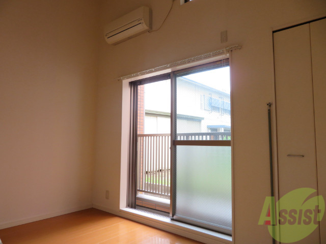 居室・リビング　陽の光が差し込む明るいお部屋は気持がいいですね～