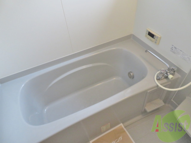 バス・シャワールーム　お風呂は広く追焚機能も付いているのでゆっくりできでいいですね