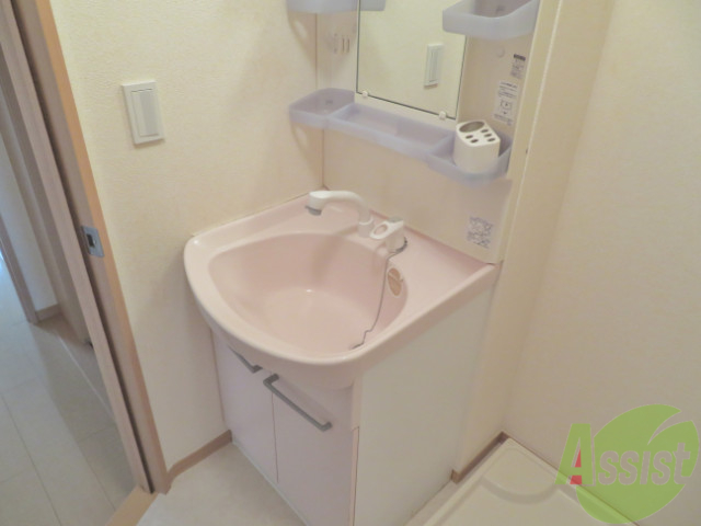 洗面設備　洗面台は独立洗面台になっています。朝の身支度もバッチリですね