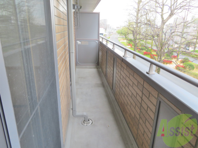 バルコニー　バルコニーがとても長いです。洗濯物も十分干せる広さですね。